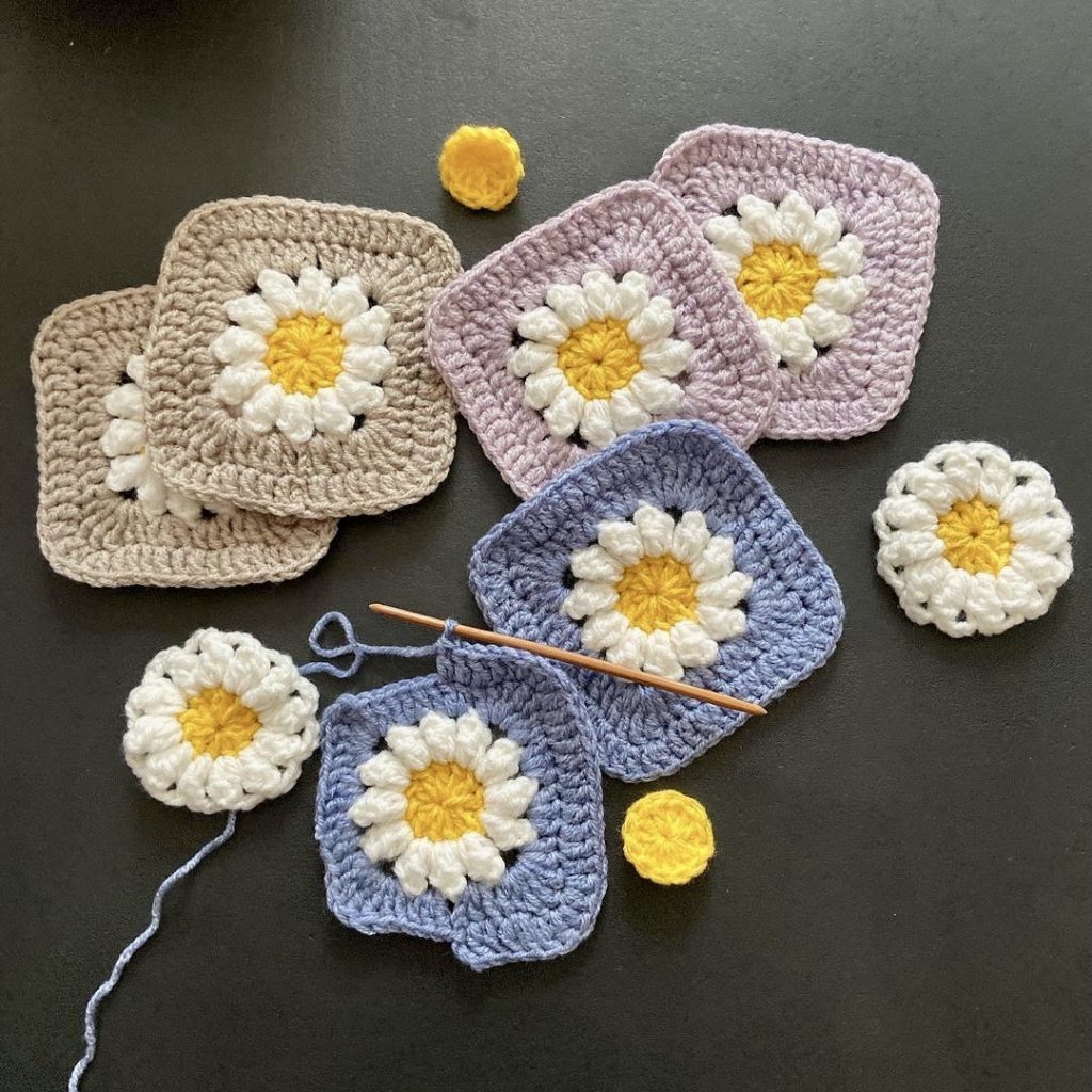 daisy granny square for crochet market bag

